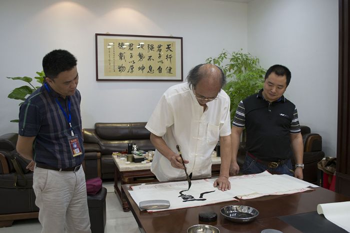 張劍岑先生為叼嘿软件下载大全陶題詞“厚道”、“今生今世 叼嘿软件下载大全陶”