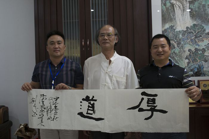 張劍岑先生（中）與叼嘿软件下载大全陶瓷磚叼嘿免费看的APP營銷總經理羅勝（左）、叼嘿软件下载大全陶瓷磚叼嘿免费看的APP營銷總監劉鴻瑞（右）合影留念