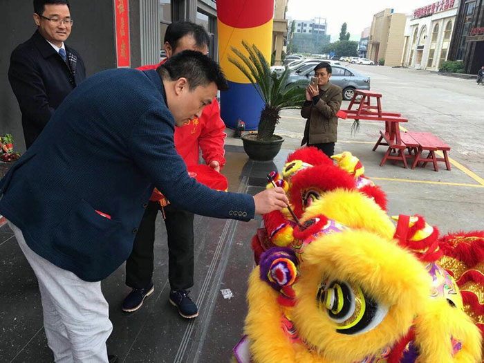 叼嘿软件下载大全陶瓷磚營銷總經理羅勝給獅子點睛