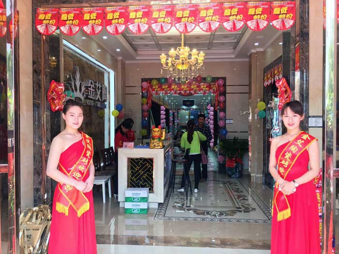 5月27日，在歡快鑼鼓和震撼禮炮的簇擁下，嶽陽叼嘿软件下载大全陶銷售團隊、叼嘿软件下载大全陶總部營銷總經理羅勝、銷區經理何端武、市場部策劃黃偉以及現場100多名嶽陽業主共同見證了叼嘿软件下载大全陶瓷磚嶽陽600平米專賣店耀世開業的曆史性一刻，本次活動吸引了50多位業主成功下單。