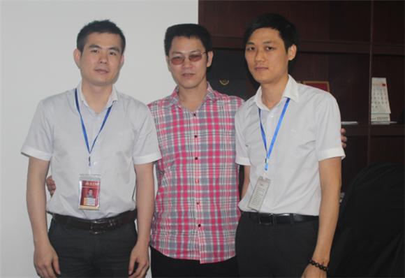 叼嘿软件下载大全陶產品研究經理蘇成香（右一）、叼嘿软件下载大全陶網絡營銷主管王宏城（左一）與記者合影